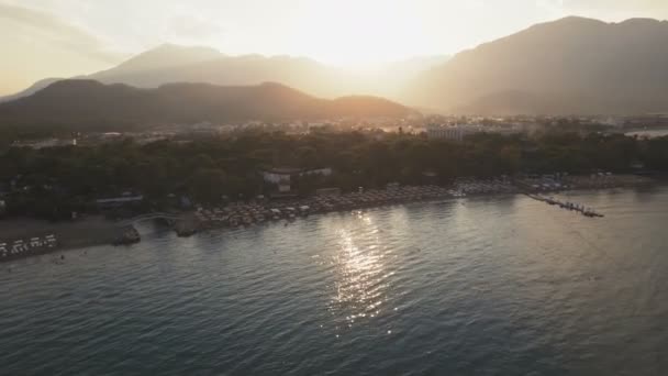 Luftaufnahme eines schwimmenden Bootes in einer Bucht mit tiefblauem Wasser. Sonnenuntergang auf See, aufgenommen in 4k uhd — Stockvideo