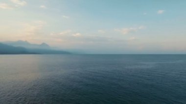 Sunset bulvarında, Akdeniz koyda üzerinde uçan kuşlar hava geniş çekim Pov görünümünü vurdu içinde 4 k Uhd