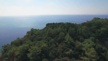Tekne Akdeniz'de yelken yüksek hızda hava görünümünü. Güneşli bir gün, vurdu içinde 4 k Uhd