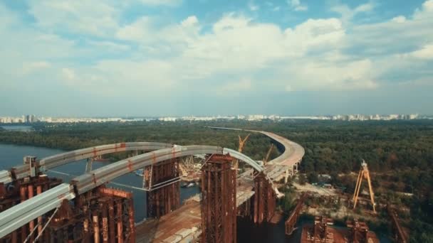 Vista aérea del puente masivo sobre el río en Linking the Two Shores. la carretera está en construcción, disparado en 4K UHD — Vídeos de Stock