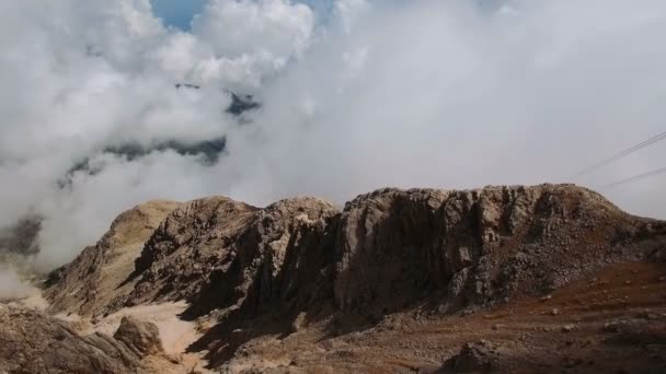 Vliegen door de zachte pluizige wolken op grote hoogte in de bergen op een zonnige dag, doodgeschoten in 4 k Uhd — Stockvideo