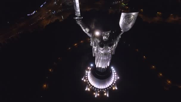 Vista Aérea da Mãe Pátria à Noite com Luzes Iluminadas, o Monumento está localizado nas margens do rio Dnieper. Kiev, Ucrânia. Tiro em 4K UHD — Vídeo de Stock