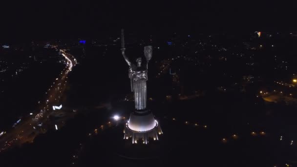 밤에 조명 빛, 기념비와 어머니 모국을의 공중의 보기 드니프르 강의 은행에 위치 해 있습니다. 키예프, 우크라이나입니다. 4 k Uhd에 총 — 비디오