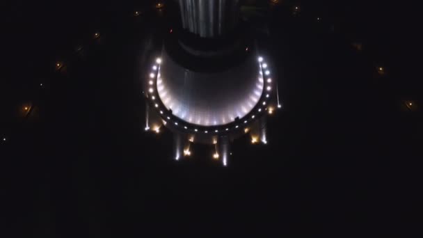 Vue Aérienne De La Mère Patrie La Nuit Avec Lumières Illuminées, Le Monument Est Situé Sur Les Bancs De La Rivière Dniepr. Kiev, Ukraine. Tourné en 4K UHD — Video