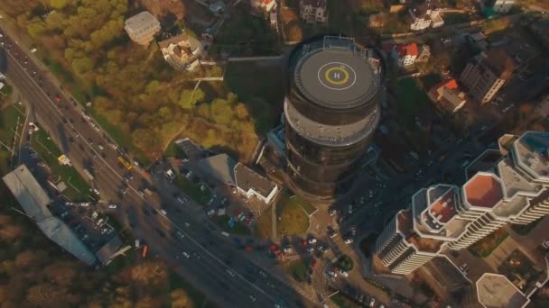 Moderne business center met helikopterplatform 4k Uhd luchtfoto beeldmateriaal — Stockvideo