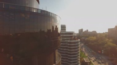 Pencere Yıkama helikopter pistinde 4k Uhd havadan görüntüleri ile modern iş merkezi