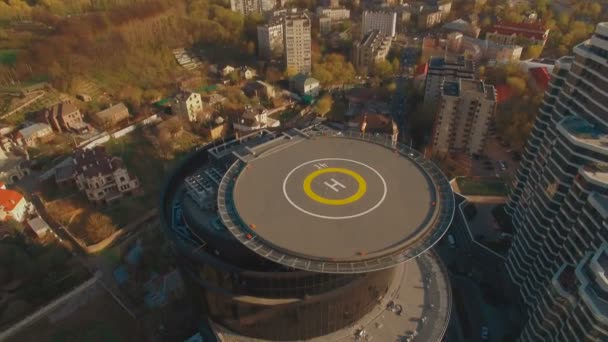 Moderne business center met helikopterplatform 4k Uhd luchtfoto beeldmateriaal — Stockvideo