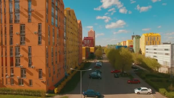 Πτήση πάνω από άνετο άνετα χρωματιστά σπίτια σε μια ευρωπαϊκή πόλη 4k Uhd κεραία — Αρχείο Βίντεο