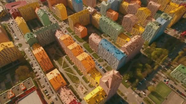 Volo su accoglienti case colorate confortevoli in una città europea aerea 4K UHD — Video Stock