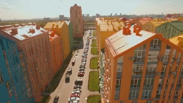 Létání v útulné komfortní barevné budovy v Evropské město 4k Uhd antény — Stock video