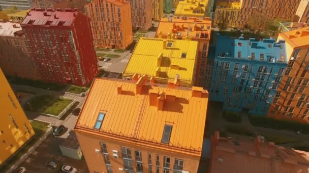 Volando sobre acogedores edificios coloridos cómodos en una ciudad europea 4K UHD aérea — Vídeo de stock