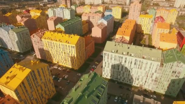 Volare su accoglienti confortevoli edifici colorati in una città europea aerea 4K UHD — Video Stock