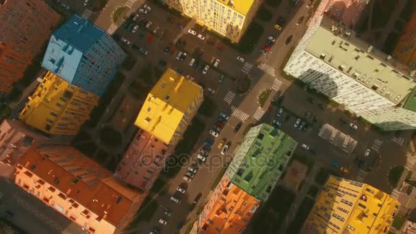 Vista superior sobre aconchegante confortáveis edifícios coloridos em uma cidade europeia 4K UHD aéreo — Vídeo de Stock