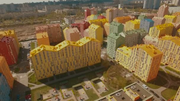 Panorama gezellige comfortabele kleurrijke gebouwen in een Europese stad 4k Uhd-antenne — Stockvideo