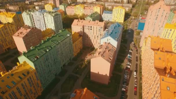 아늑한 편안 하 게 화려한 건물 유럽 도시 4k Uhd 공중에서 비행 — 비디오