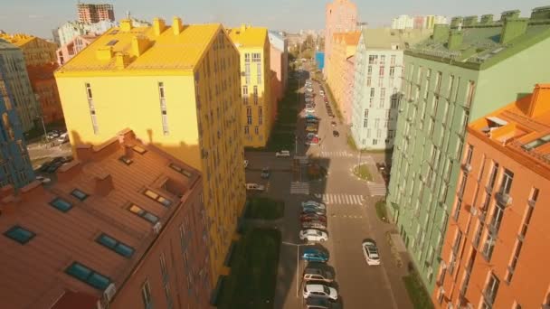 Volare su accoglienti confortevoli edifici colorati in una città europea aerea 4K UHD — Video Stock