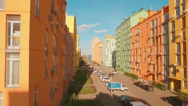 Volare su accoglienti confortevoli edifici colorati in una città europea aerea 4K UHD — Video Stock
