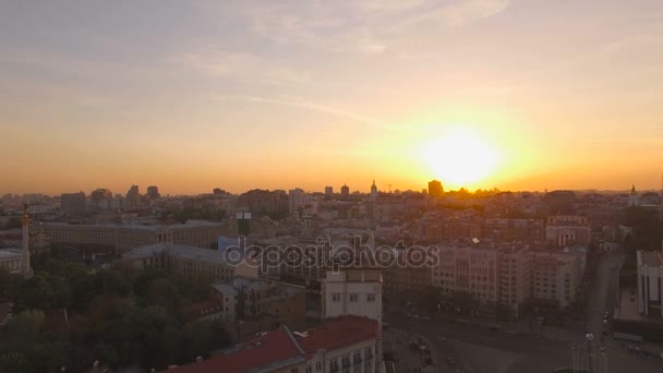 Panorama Flygfoto över europeisk stad vid solnedgången Uhd arkivfilmer — Stockvideo