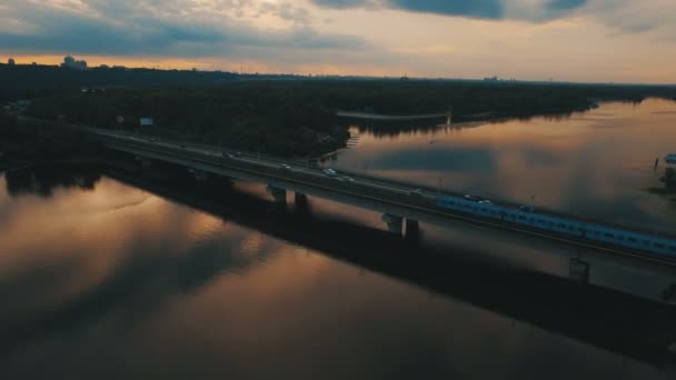 Tunnelbana och bilar bridge. Stadsbilden på skymning antenn drönare footage — Stockvideo