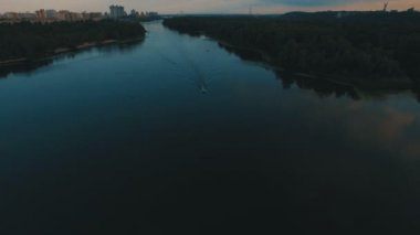 Motorlu tekne yelken kentin 4k Nehri üzerinde