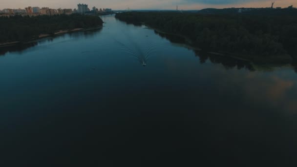 Моторний човен вітрила на річці в місті 4K — стокове відео