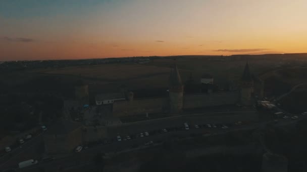 Luchtfoto van het kasteel bij zonsondergang. 4 k drone-beelden — Stockvideo