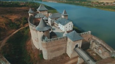 Nehir banka hava dron görüntüleri üzerinde eski kale