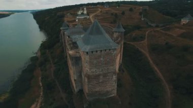 Nehir banka hava dron görüntüleri üzerinde eski kale
