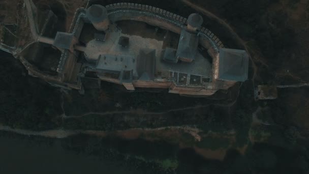 Antiguo castillo en la orilla del río imágenes aéreas de aviones no tripulados — Vídeos de Stock