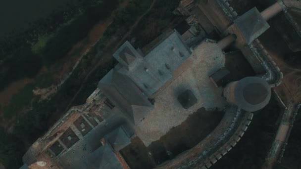 Antiguo castillo en la orilla del río imágenes aéreas de aviones no tripulados — Vídeo de stock