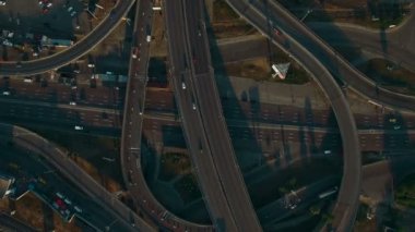 Karayolu yükü hava görünümünü. Yol kavşağı. Drone görüntüleri