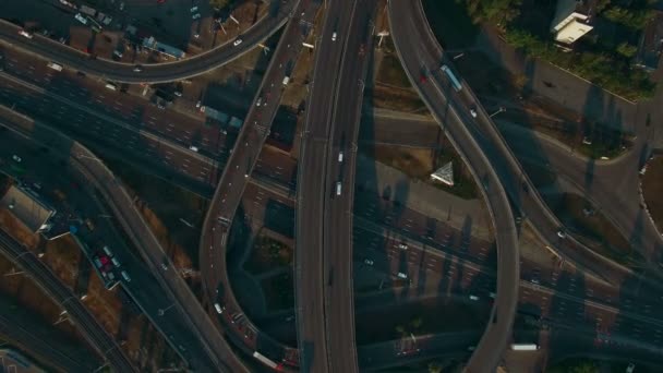 高速道路のオーバーヘッド眺め.道路のインターチェンジ。ドローンの映像 — ストック動画