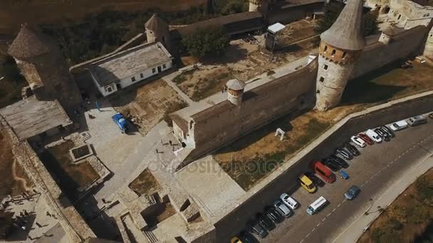 Vue aérienne 4K du vieux château. Château de Kamianets-Podilskyi. Ukraine occidentale — Video