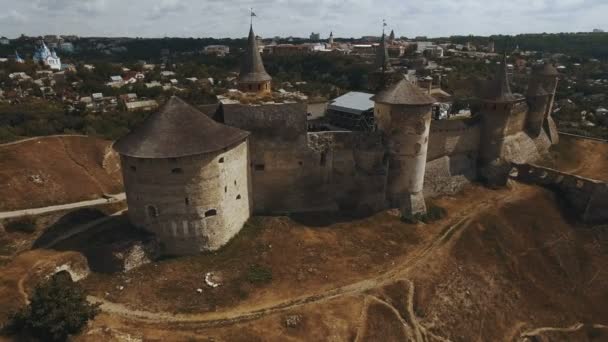 4 k の古い城の空中ショット。カミャネチ = ポジリシキィ城。西ウクライナ — ストック動画