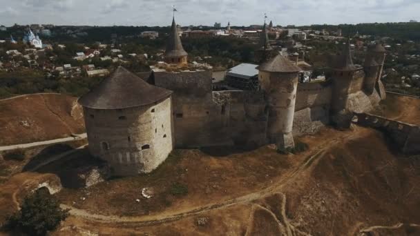 4 к повітряний постріл старовинного замку. Кам'янець Подільського замку. Західній Україні — стокове відео