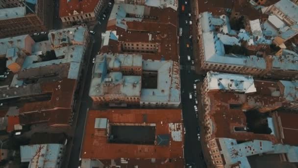 Drone-vlucht over de roestige daken van de oude stad. Chernivtsi, Oekraïne — Stockvideo