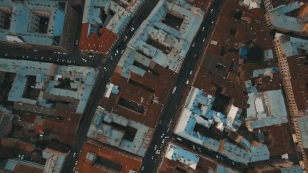 Беспилотник летит над ржавыми крышами старого города. Черновцы Украина — стоковое видео