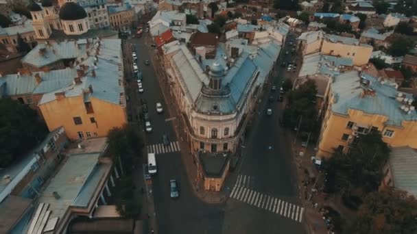 Drone-vlucht over de roestige daken van de oude stad. Chernivtsi, Oekraïne — Stockvideo