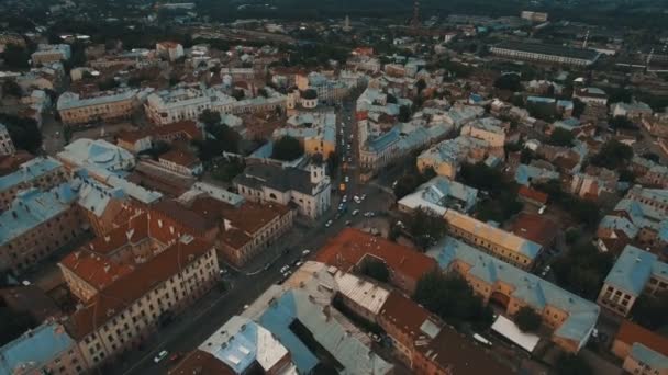 Voo de drone sobre os telhados enferrujados da cidade velha. Chernivtsi Ucrânia — Vídeo de Stock