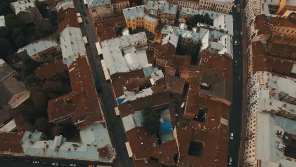 在旧城生锈的屋顶上的无人驾驶飞机飞行。切尔诺夫茨乌克兰 — 图库视频影像