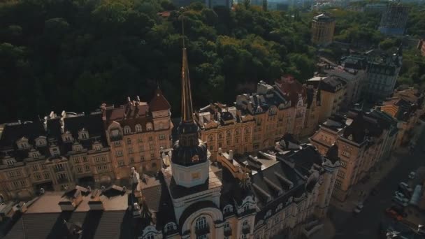 Drone Camera se mueve alrededor del techo de la casa con una aguja en Old Narrow European Streets 4K — Vídeos de Stock