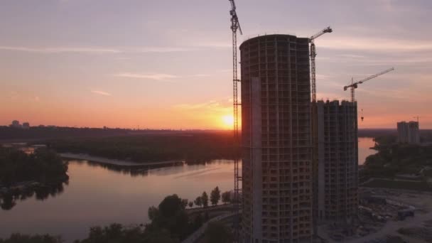 日没の空中ドローン映像で住宅の建設 — ストック動画