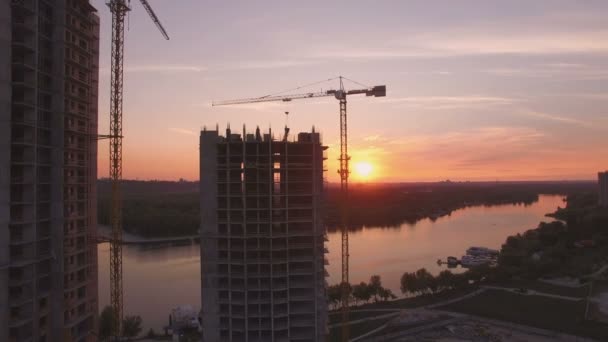 Будівництво будинків на заході сонця з повітряним безпілотником — стокове відео