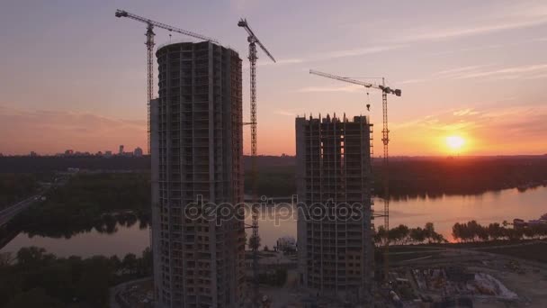 Construction de maisons au coucher du soleil images aériennes de drone — Video