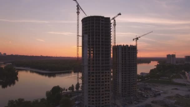 Construction de maisons au coucher du soleil images aériennes de drone — Video