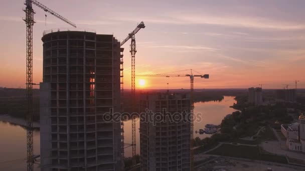 Günbatımı hava dron görüntüleri, Evleri inşaatı — Stok video