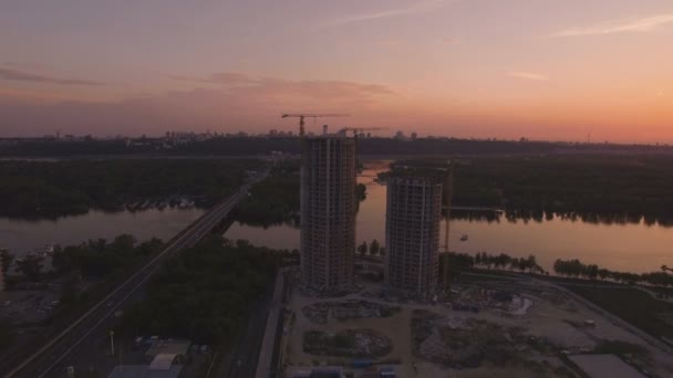 Construcción de casas al atardecer imágenes aéreas de aviones no tripulados — Vídeo de stock