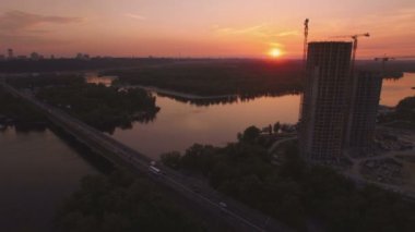 Günbatımı hava dron görüntüleri, Evleri inşaatı