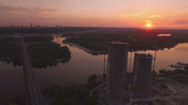 Günbatımı hava dron görüntüleri, Evleri inşaatı