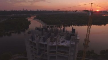 Günbatımı hava dron görüntüleri, Evleri inşaatı